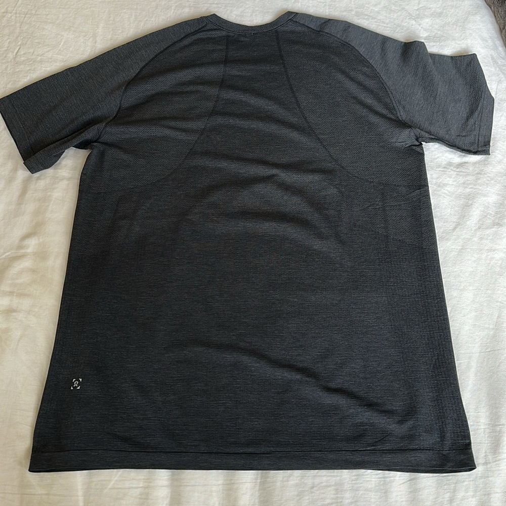 Lululemon Men's Dark Gray T-Shirt - Picture 2 of 4
